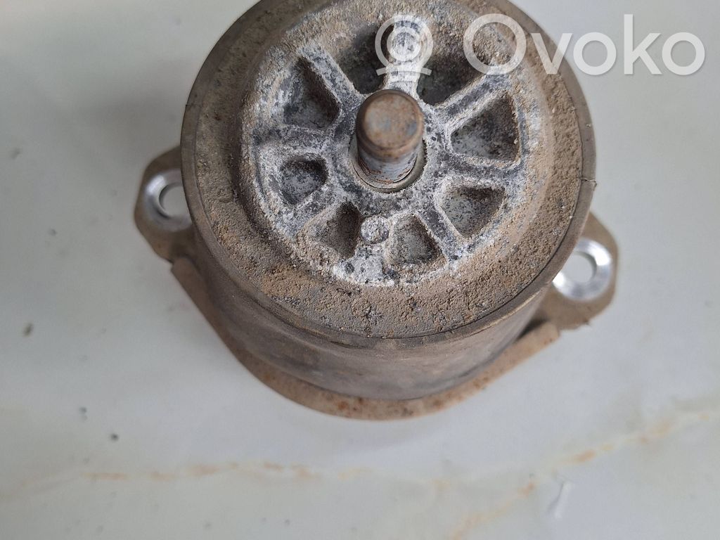 Volkswagen Touareg II Engine mount bracket 