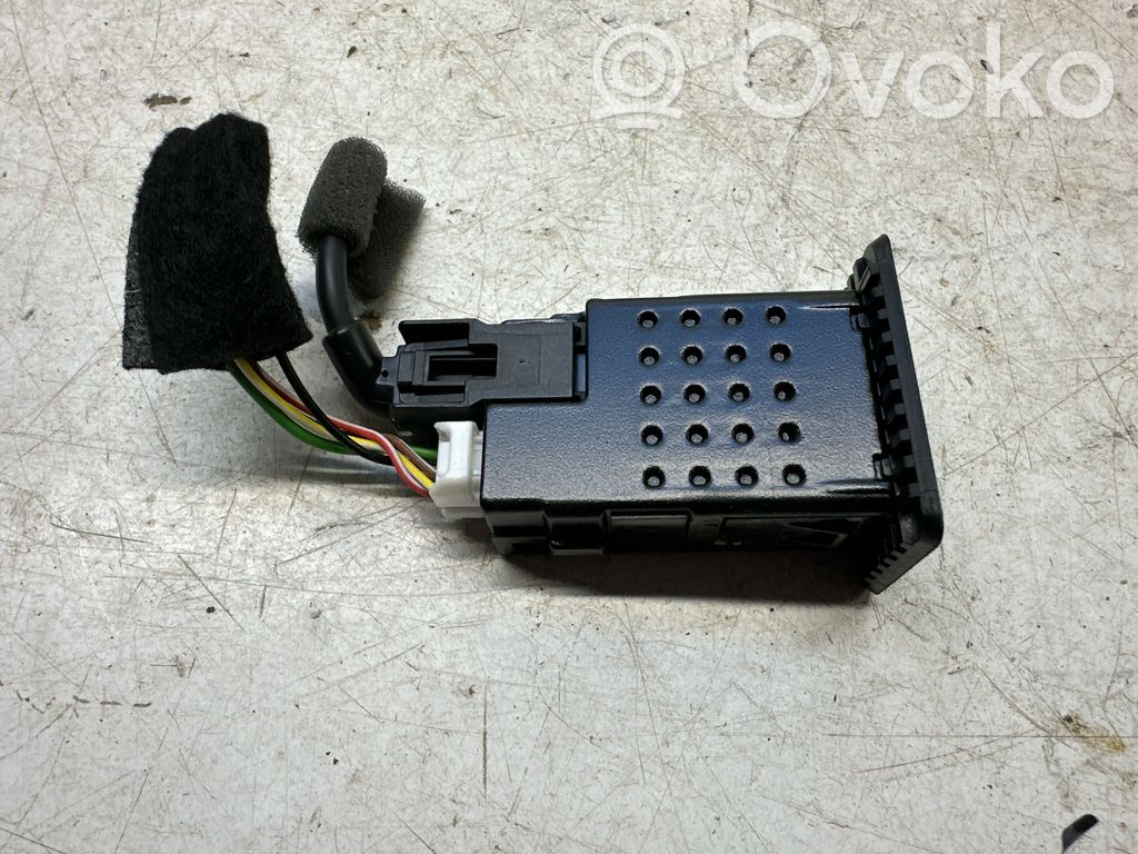 Nissan Juke II F16 Gniazdo / Złącze USB 
