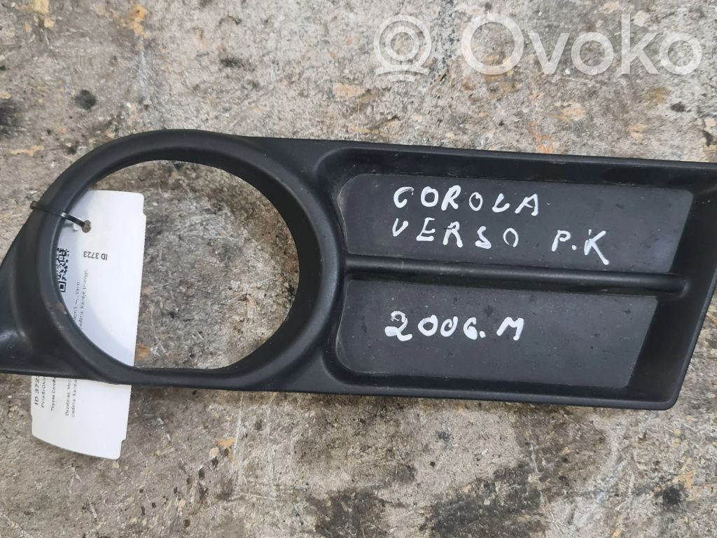 Toyota Corolla Verso AR10 Priešrūkinio žibinto apdaila/ grotelės 