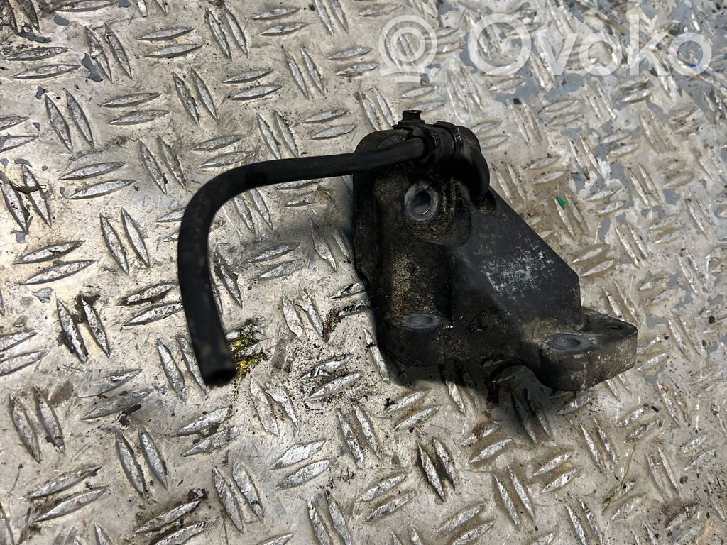Volvo XC70 Engine mounting bracket 