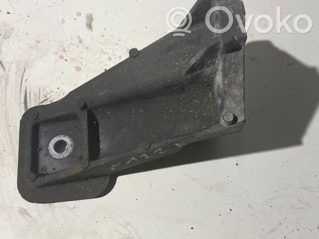 Land Rover Discovery 4 - LR4 Engine mounting bracket 