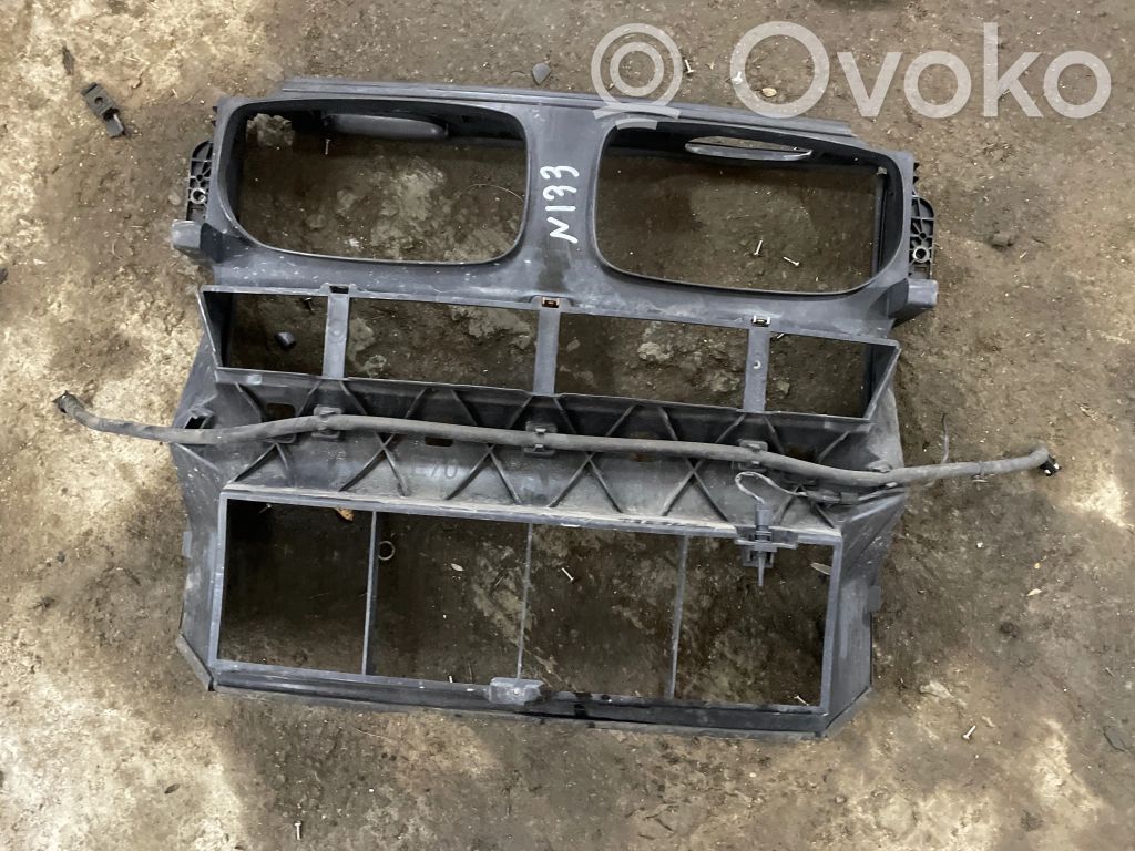 BMW X5 E70 Radiatora (-u) turētājs / kronšteins 