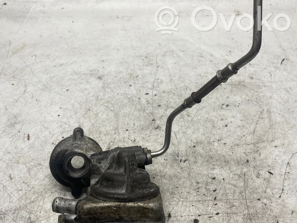 Volvo V70 Oil filter mounting bracket 