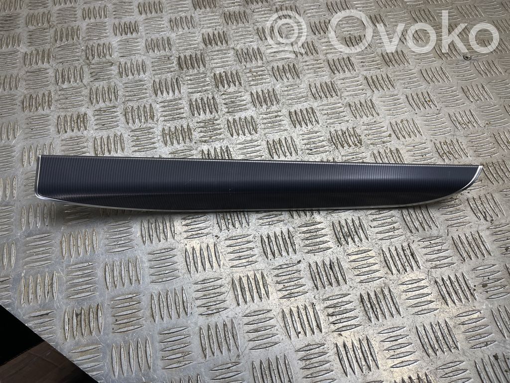 Panel trim   EM2BR044D84