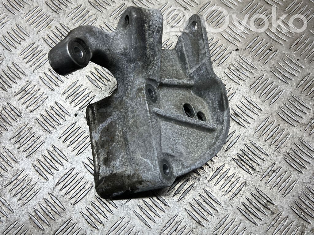 Volvo V40 Engine mounting bracket 