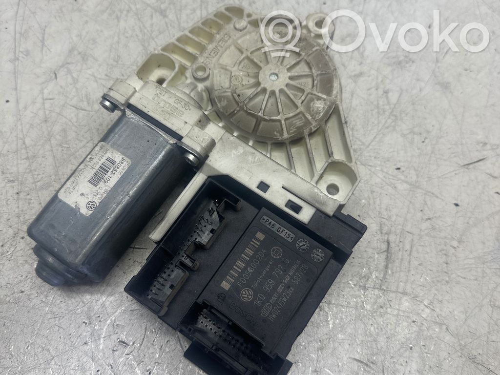 Volkswagen PASSAT B6 Front door window regulator motor 