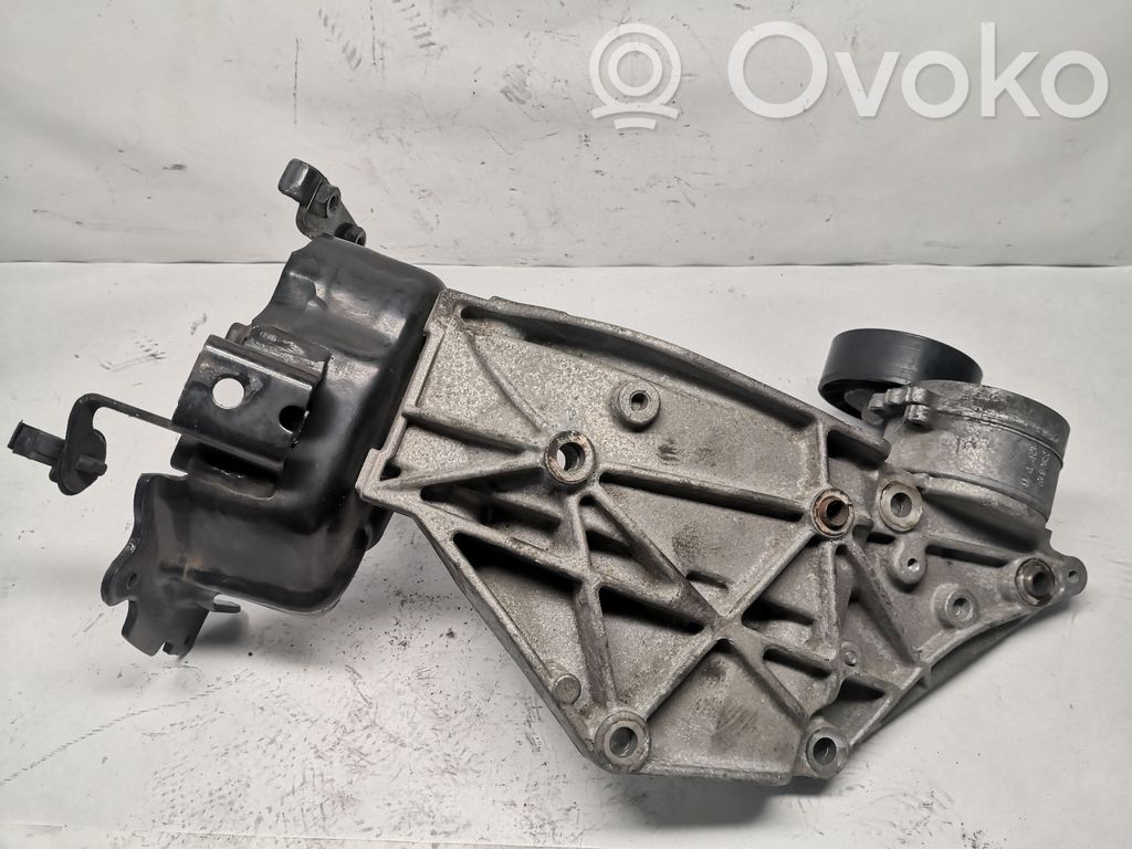 Volvo V50 Soporte del alternador 