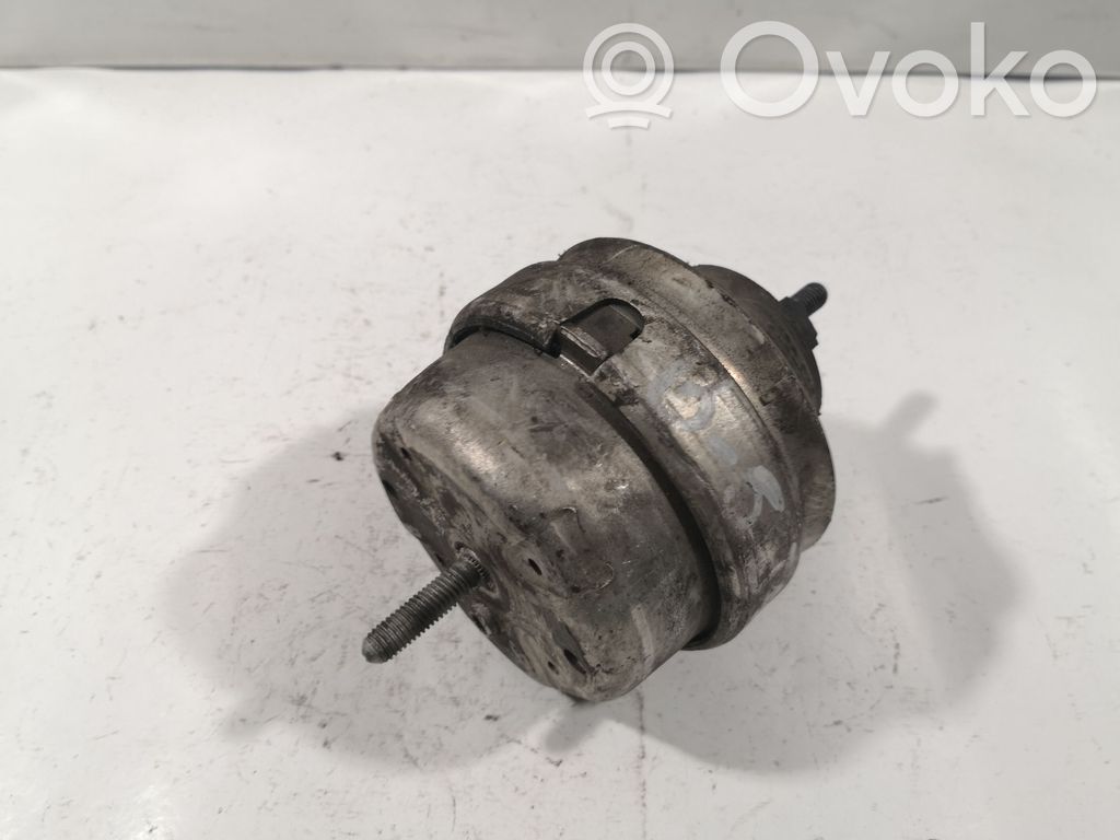 Volkswagen PASSAT B5 Engine mount bracket 