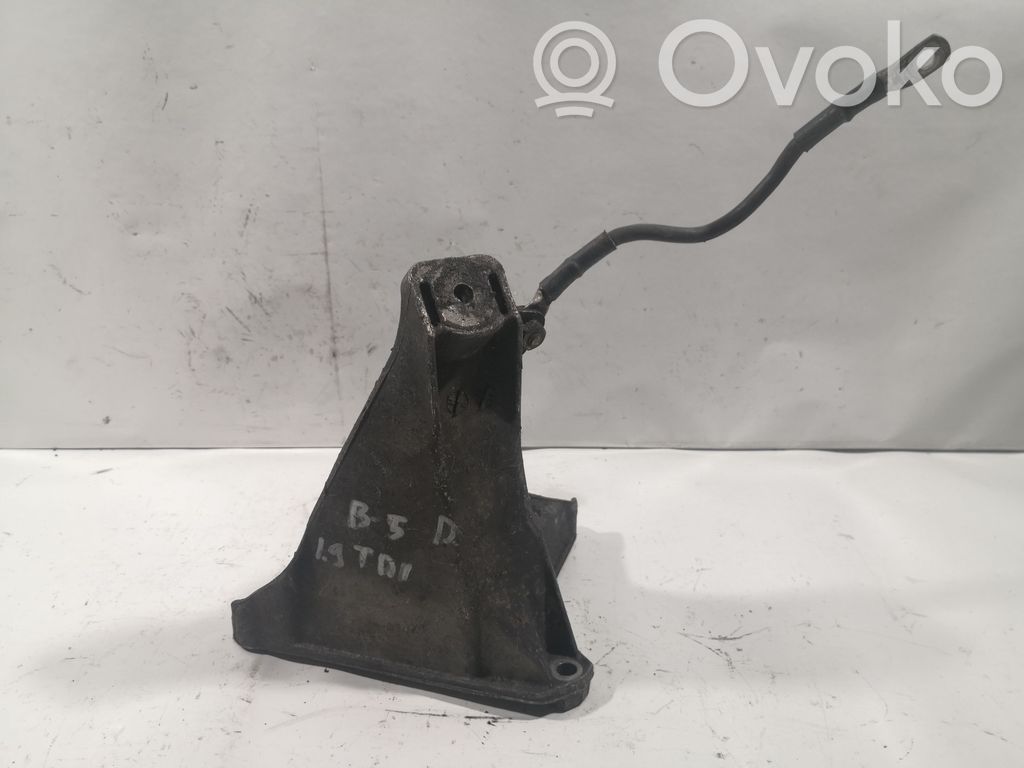 Volkswagen PASSAT B5 Engine mounting bracket 