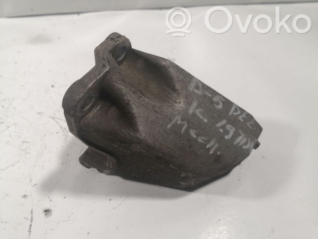 Volkswagen PASSAT B5 Gearbox mounting bracket 