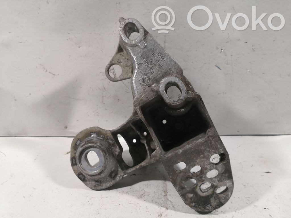 Volkswagen PASSAT B5 Engine mounting bracket 