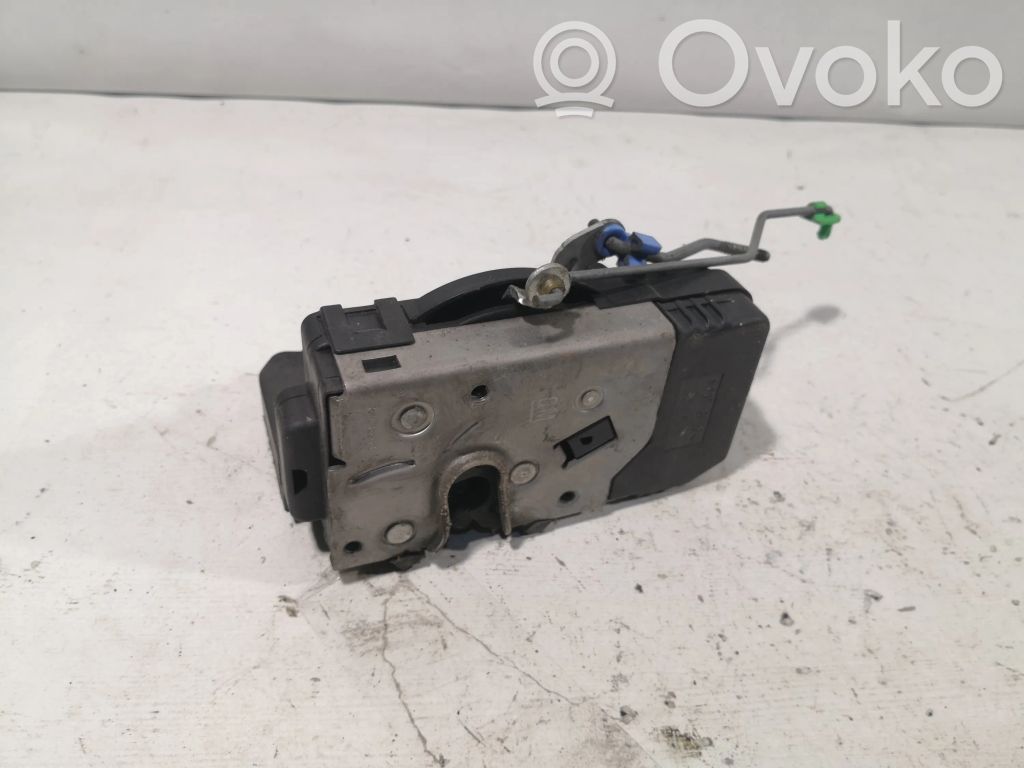 Opel Vivaro Front door lock 