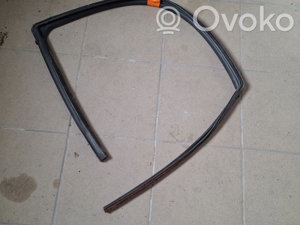 Nissan Qashqai+2 Rubber seal front door window/glass 