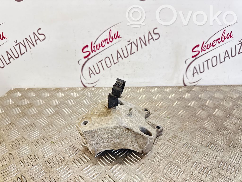 BMW 5 G30 G31 G38 Engine mounting bracket 