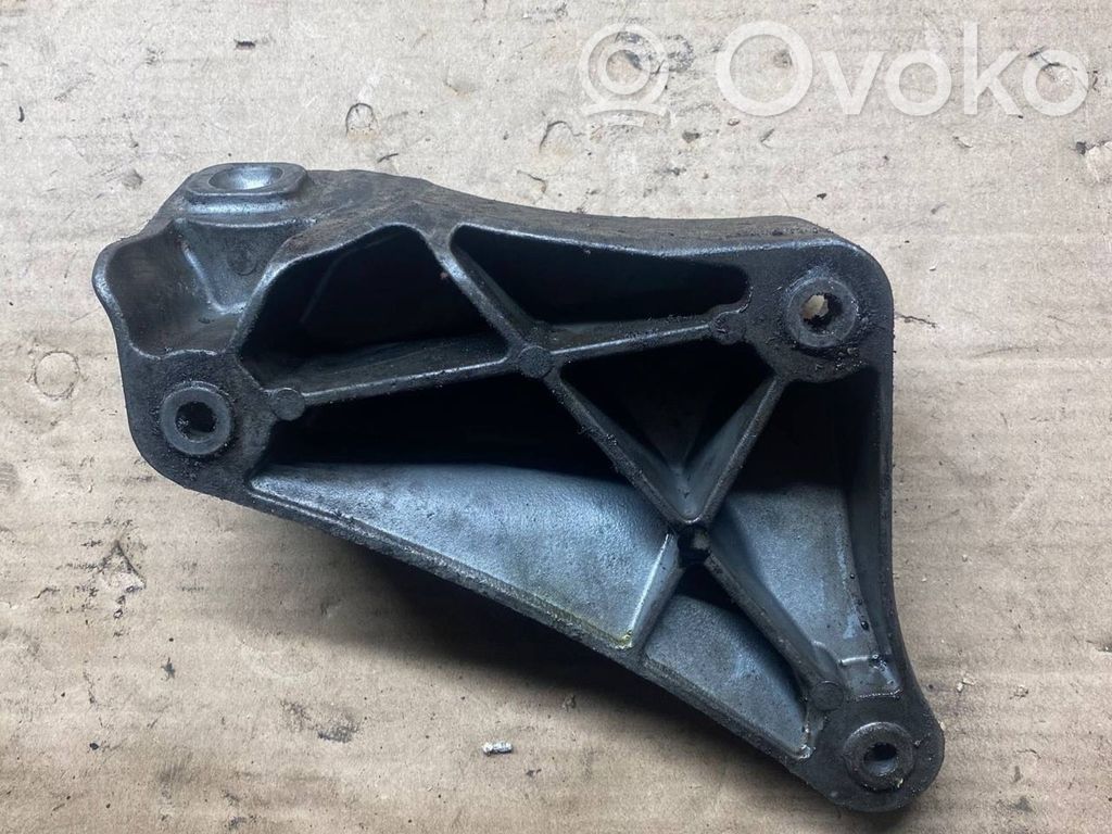 Engine mounting bracket   6750441,6S76