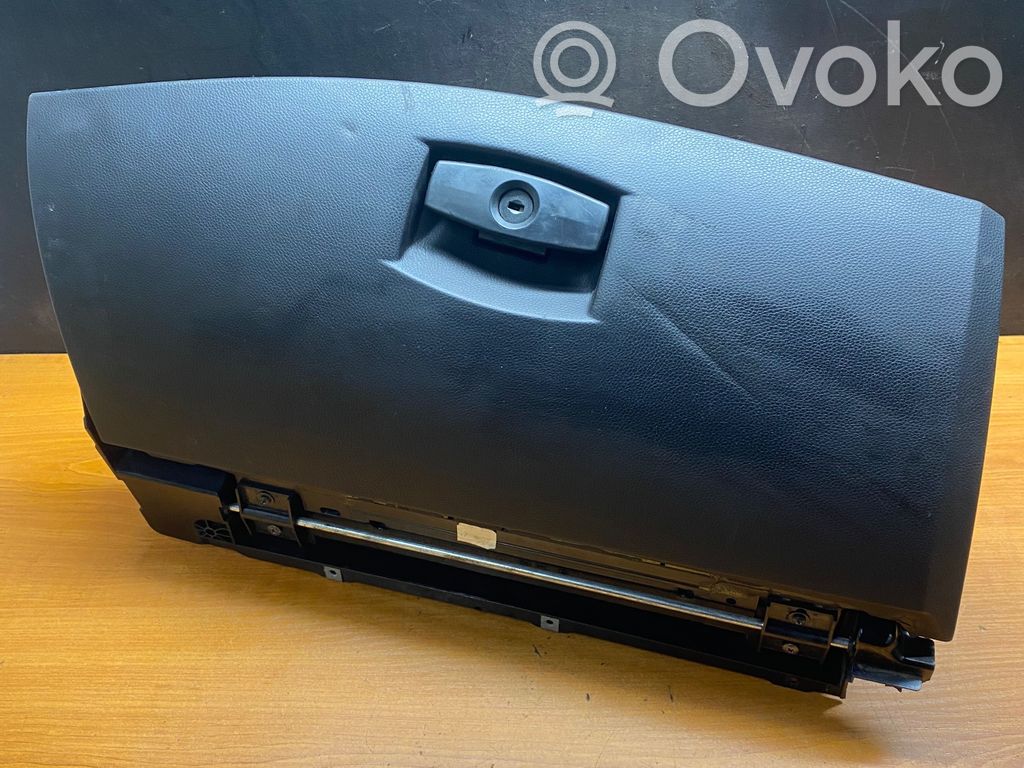Glove box   7034080,121451
