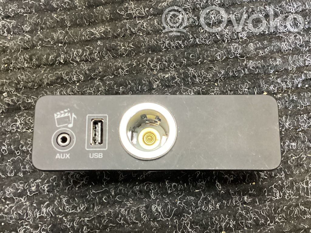 Land Rover Range Rover Sport L494 USB socket connector 