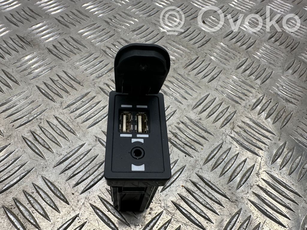 Enchufe conector USB   8619076040