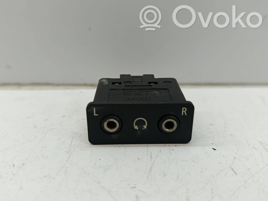 Enchufe conector entrada auxiliar   6930562,PA6GF30