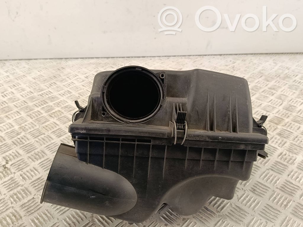 Air filter box   7792416