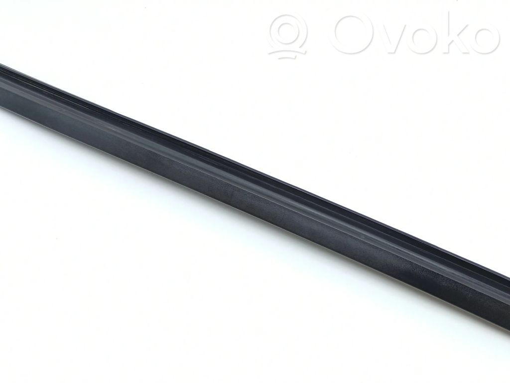 Jeep Grand Cherokee (WK) Windshield trim 
