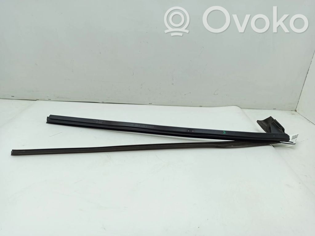 Mercedes-Benz CLK A209 C209 Listwa szyby tylnej 