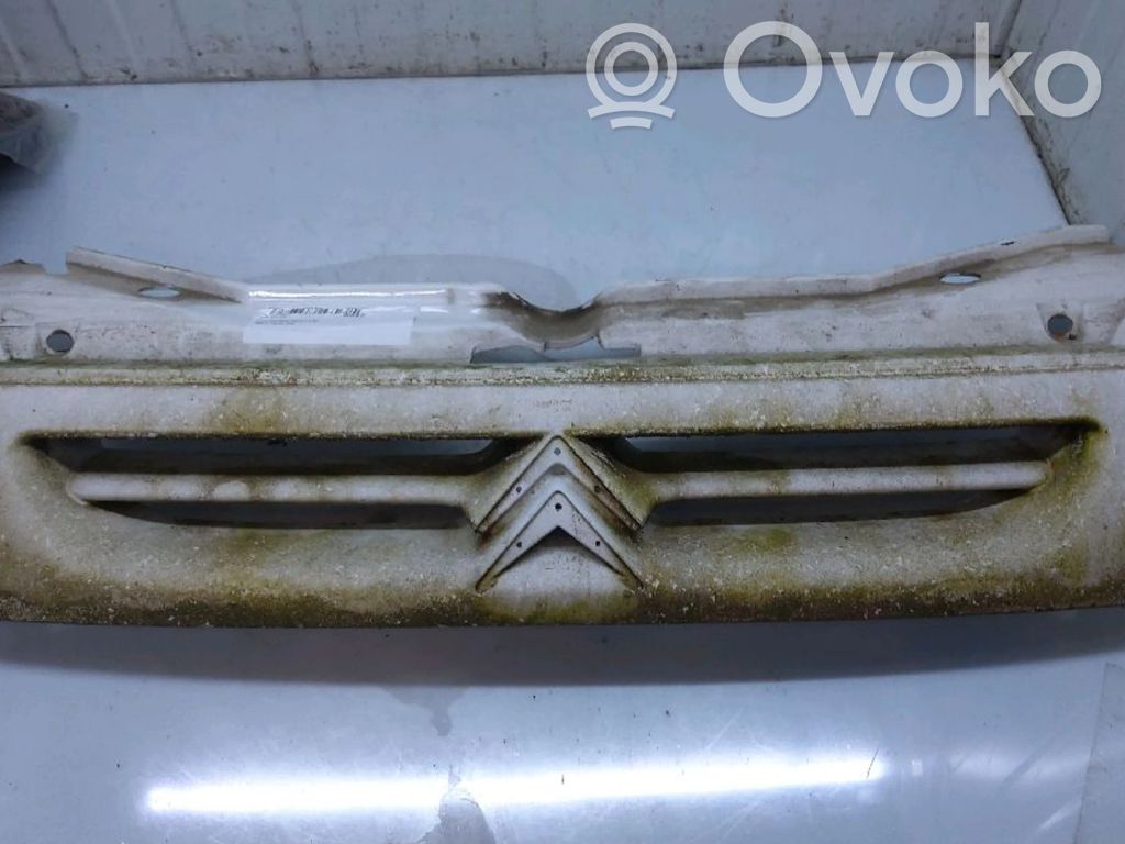 Citroen Berlingo Etupuskurin ylempi jäähdytinsäleikkö 