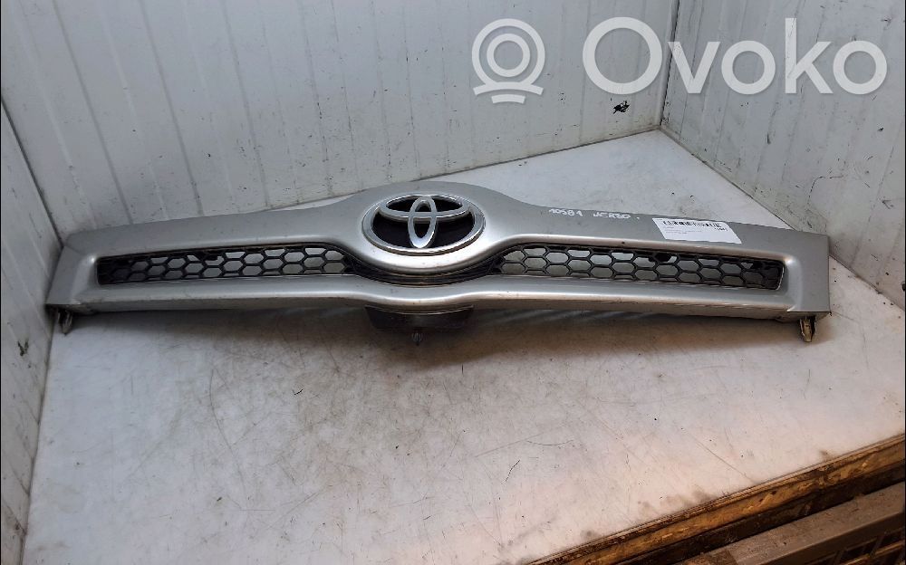 Toyota Corolla Verso AR10 Etupuskurin ylempi jäähdytinsäleikkö 