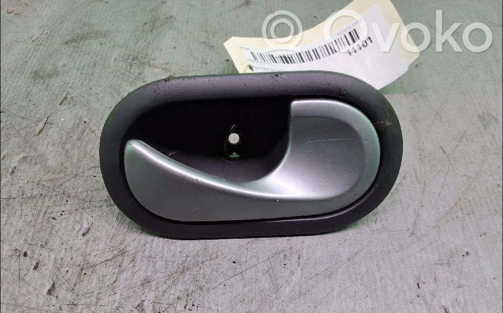 Renault Clio III Manecilla interna puerta trasera 