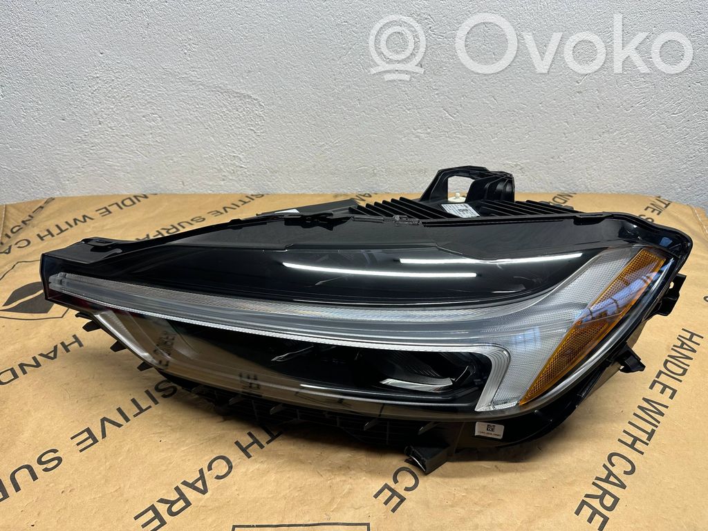 Volvo XC60 Lampa przednia 