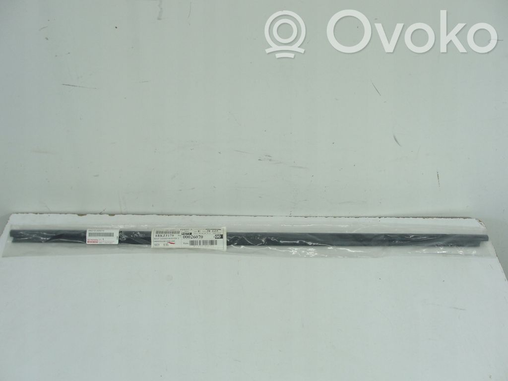 Toyota Yaris Verso Apdaila priekinių durų (moldingas) 