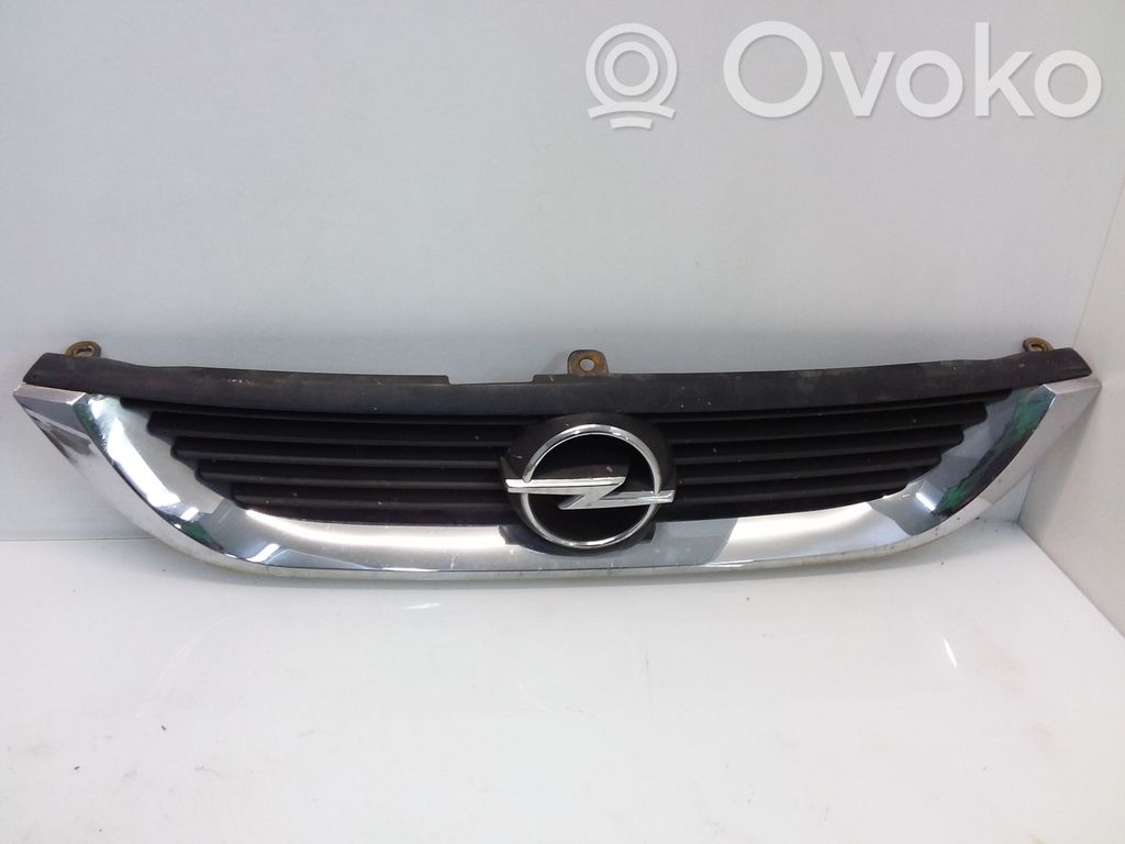 Opel Vectra B Front bumper upper radiator grill 