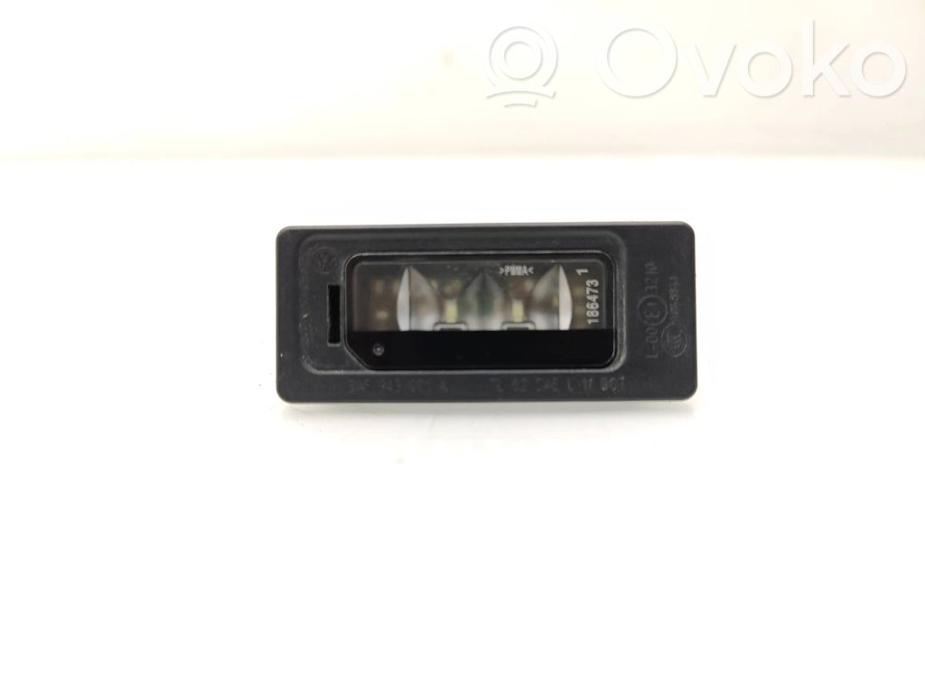Volkswagen PASSAT B7 Lampa oświetlenia tylnej tablicy rejestracyjnej 