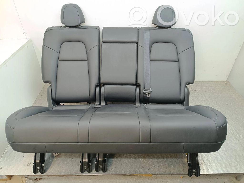 Tesla Model Y Takaistuin 