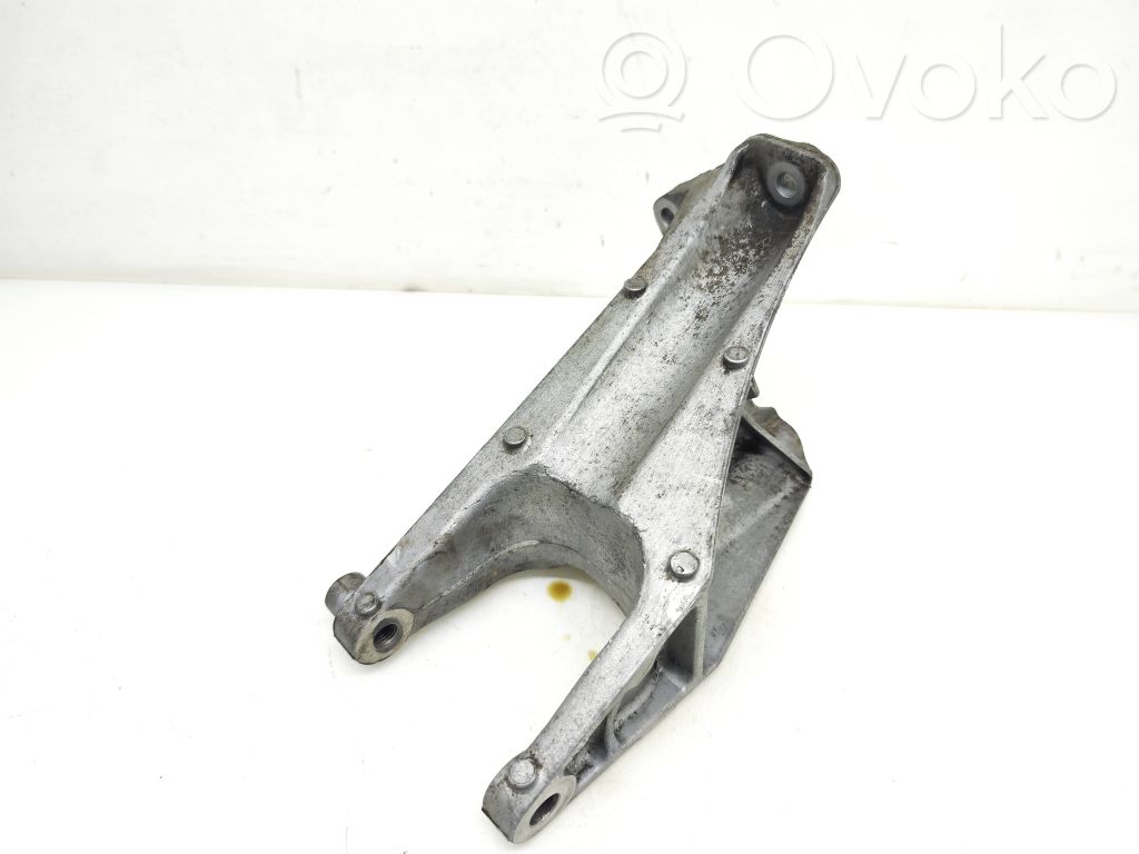Volkswagen Transporter - Caravelle T5 Engine mounting bracket 