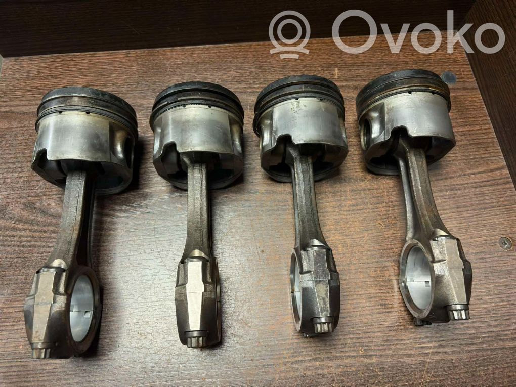 Renault Master II Piston 