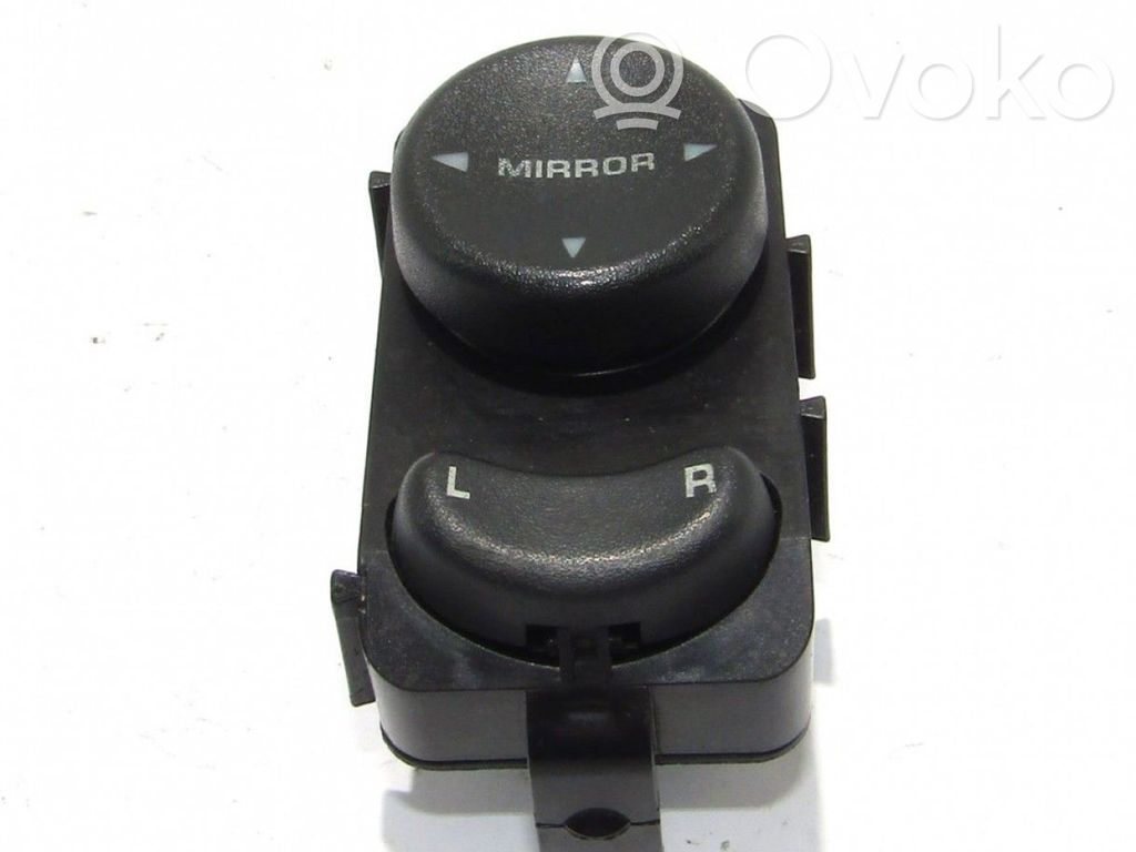 Wing mirror switch   4685317,39754D