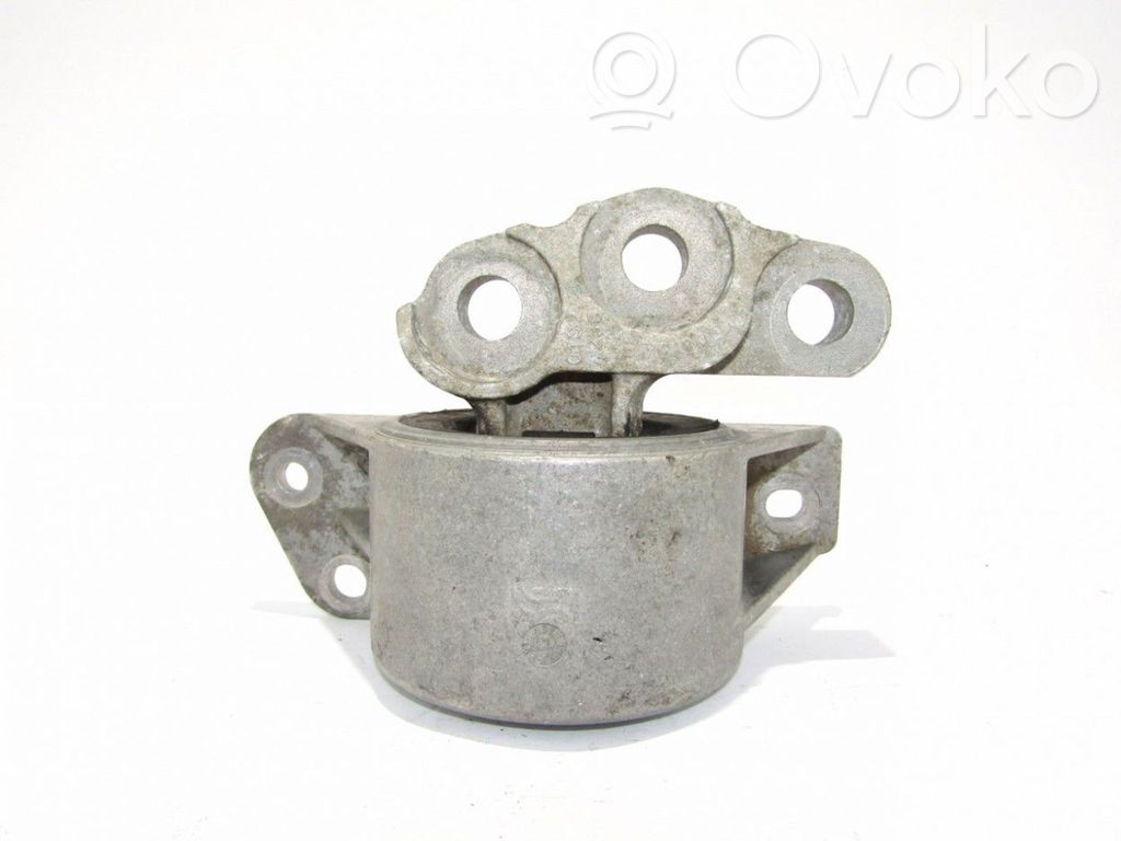 Fiat 500L Engine mount bracket 