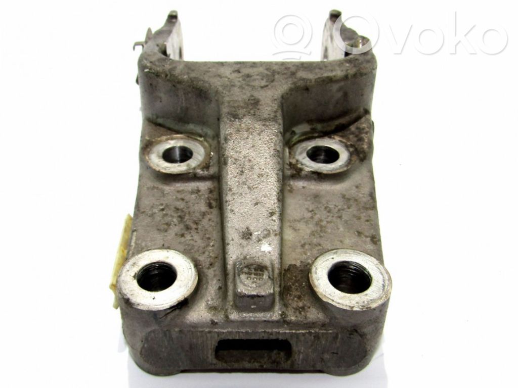 Peugeot 607 Gearbox mounting bracket 