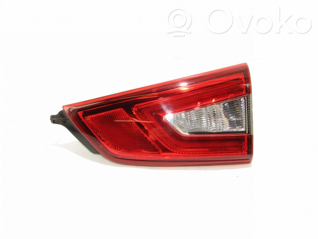 Nissan Qashqai Galinis žibintas dangtyje 