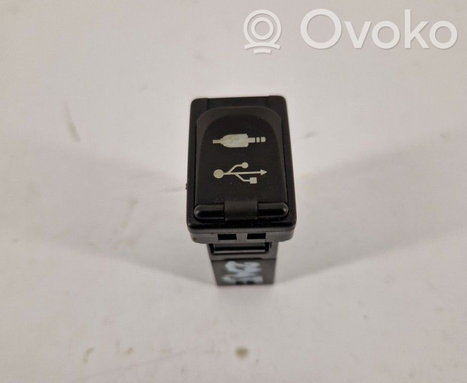 Toyota RAV 4 (XA40) Conector priză AUX 