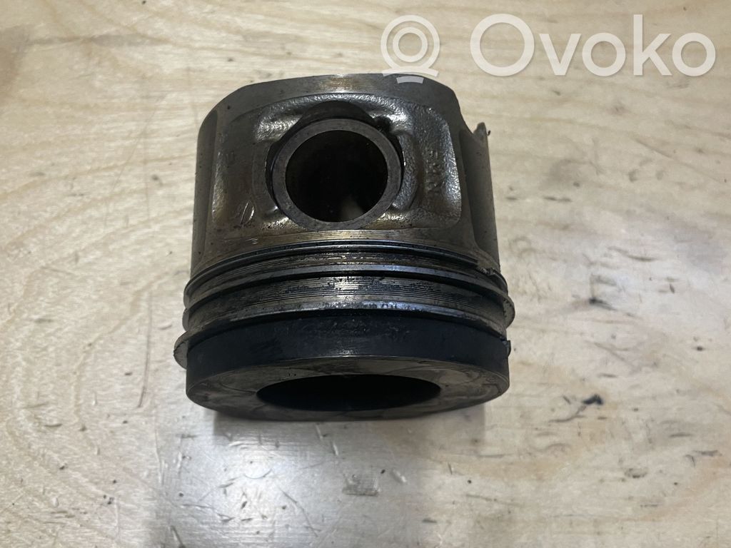 BMW X3 E83 Piston 
