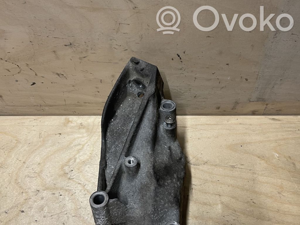 Volkswagen Amarok Engine mounting bracket 