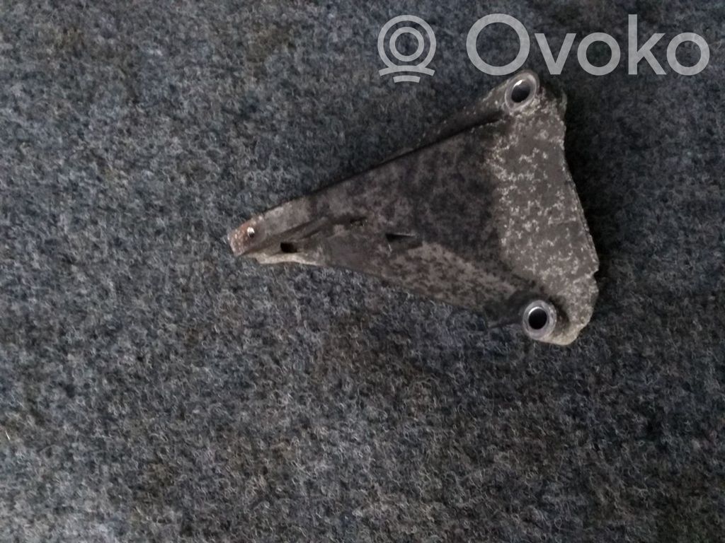 Engine mounting bracket