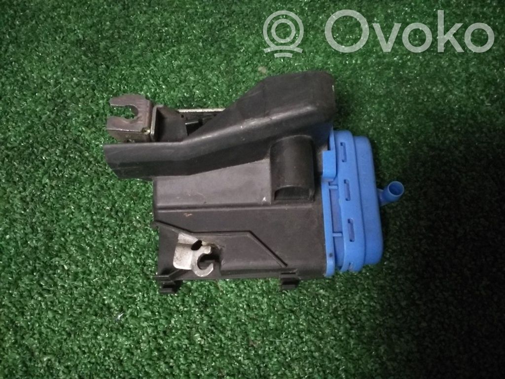 Audi A4 S4 B5 8D Takaoven lukko 