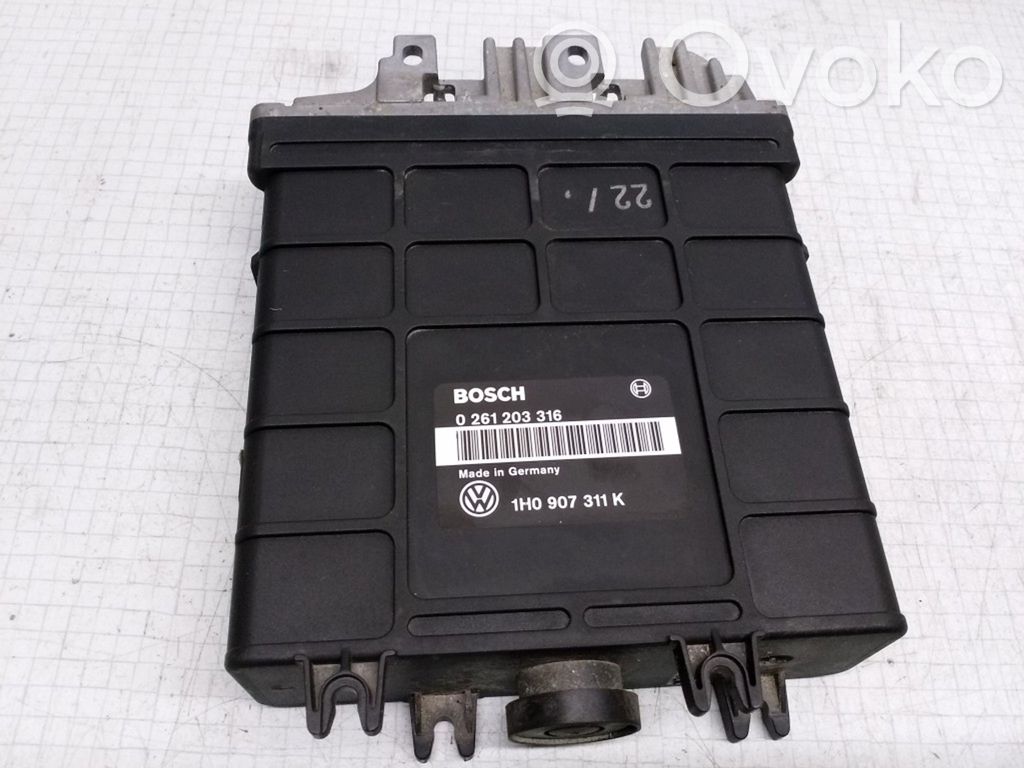 Volkswagen Golf III Engine control unit/module 