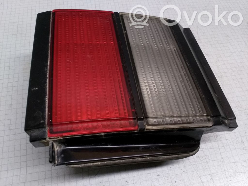 Volkswagen PASSAT B3 Aizmugurējais lukturis pārsegā 