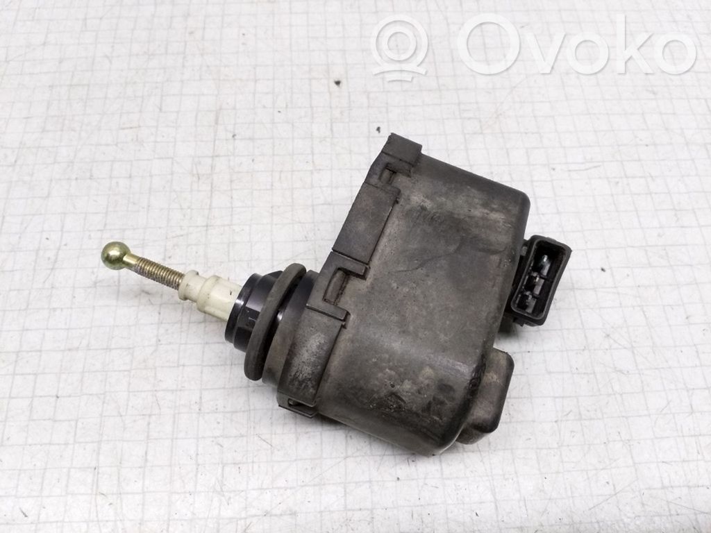 Volkswagen PASSAT B4 Headlight level adjustment motor 
