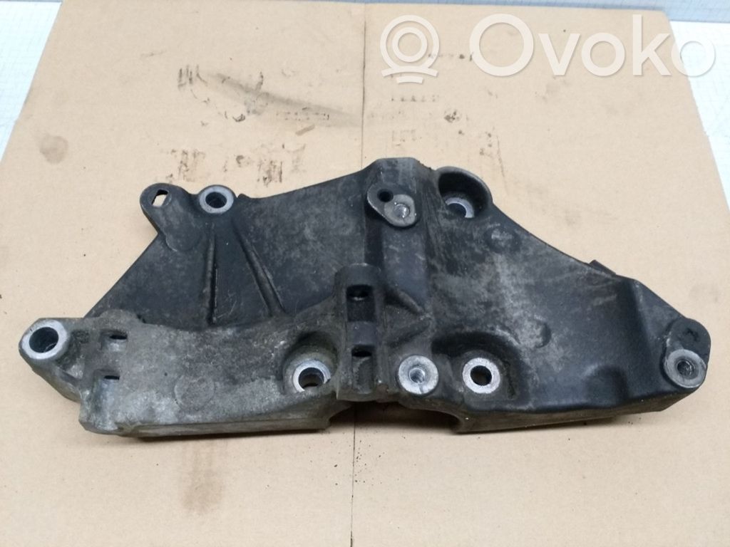 Renault Megane II Kita variklio skyriaus detalė 