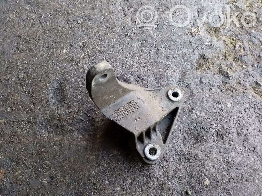 Ford Mondeo Mk III Engine mounting bracket 